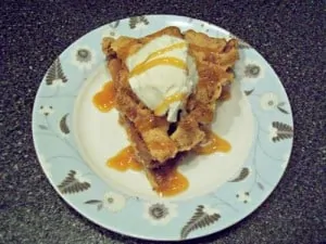 apple-pie-with-caramel-sauce-300x225