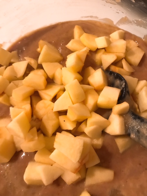 apple cinnmaon muffins with fresha apples and applesauce